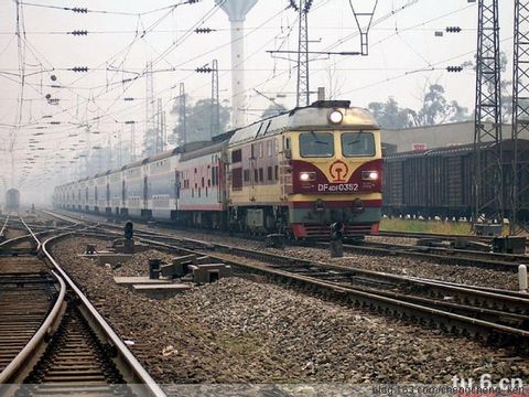 東風4DF(DF4DF)帶機供的客運內燃機車