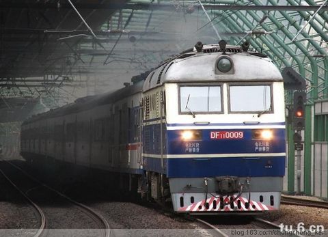 東風11(DF11)型準高速客運內燃機車